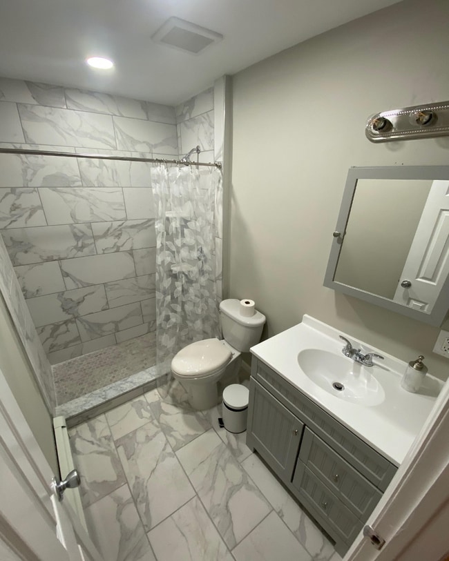 268 Browns Rd, Unit Browns in Nesconset, NY - Foto de edificio - Building Photo