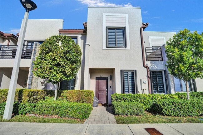389 NE 208th Terrace in North Miami Beach, FL - Foto de edificio - Building Photo