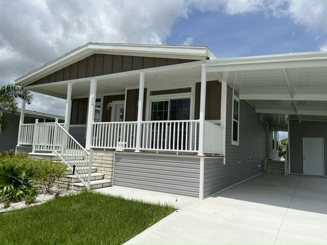 568 Plaza Del Sol in North Fort Myers, FL - Building Photo - Building Photo