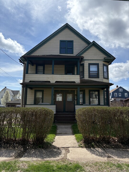 32 Harrison St in Bristol, CT - Building Photo