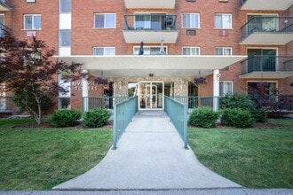 Riverview Towers Apartments - Skyline Living in Sarnia, ON - Building Photo - Building Photo