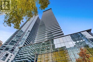 33 Charles St E in Toronto, ON - Building Photo