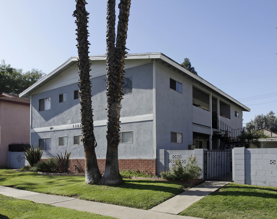 1301 Burwood St in La Habra, CA - Foto de edificio