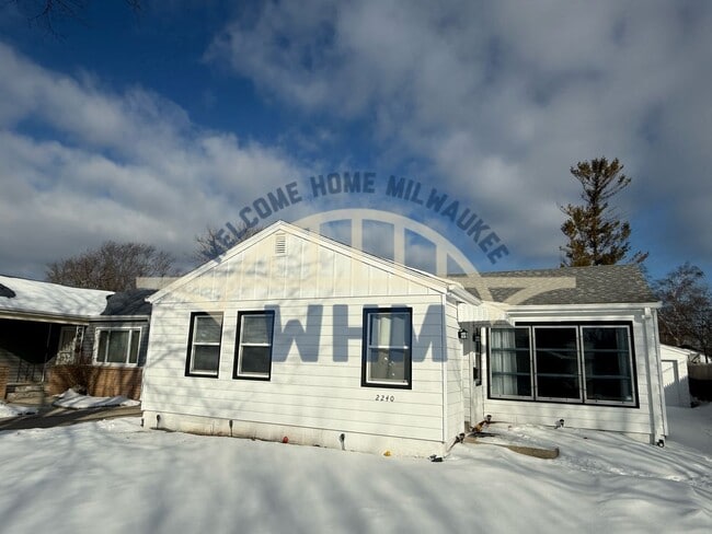 2240 W Lawn Ave in Milwaukee, WI - Building Photo - Building Photo