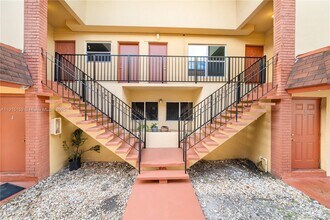 2301 NE 170th St in North Miami Beach, FL - Foto de edificio - Building Photo