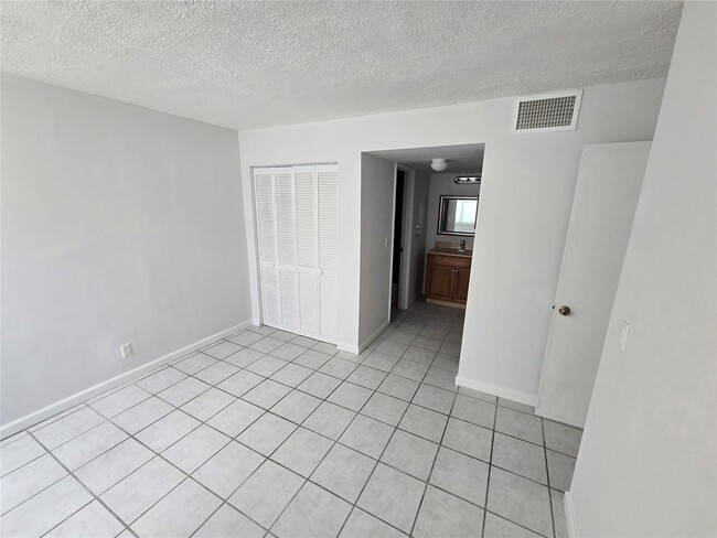 9431 Live Oak Pl, Unit 109 in Davie, FL - Building Photo - Building Photo