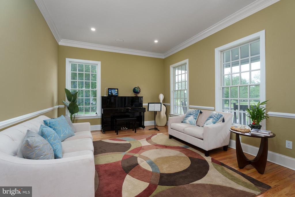 23 Liedtke Dr in East Windsor, NJ - Building Photo