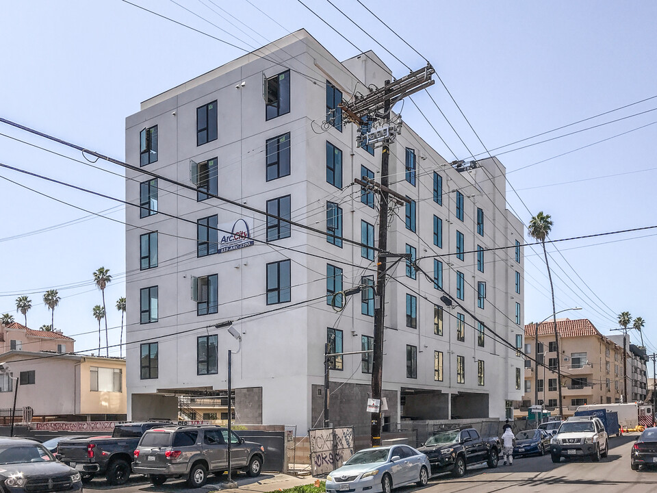 500 S Manhattan Pl in Los Angeles, CA - Building Photo