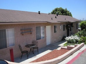 310-324 W Ivy St in Fallbrook, CA - Building Photo - Building Photo