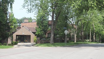 520 Riverside Dr in Toronto, ON - Building Photo