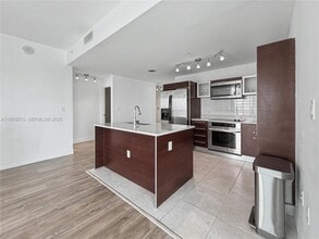 1900 N Bayshore Dr, Unit 3811 in Miami, FL - Foto de edificio - Building Photo