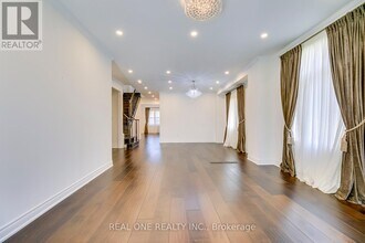 5523 Freshwater Dr in Mississauga, ON - Building Photo - Building Photo