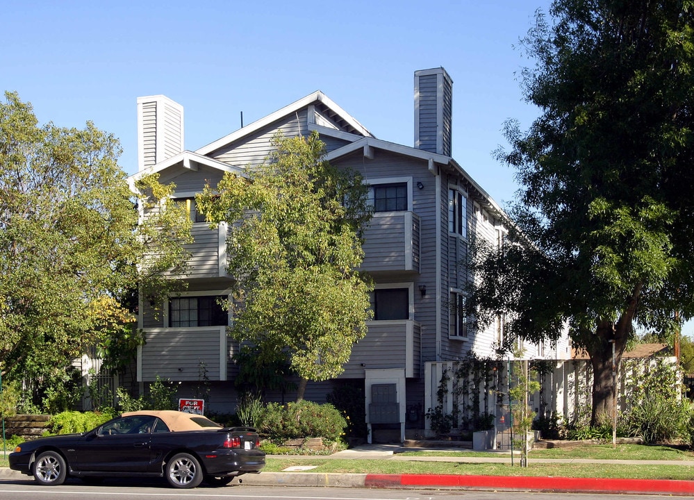 Woodley Villas in Van Nuys, CA - Building Photo