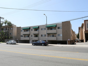 Clark Plaza in Tarzana, CA - Foto de edificio - Building Photo