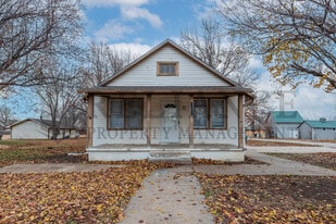 302 N King St in Mount Hope, KS - Building Photo