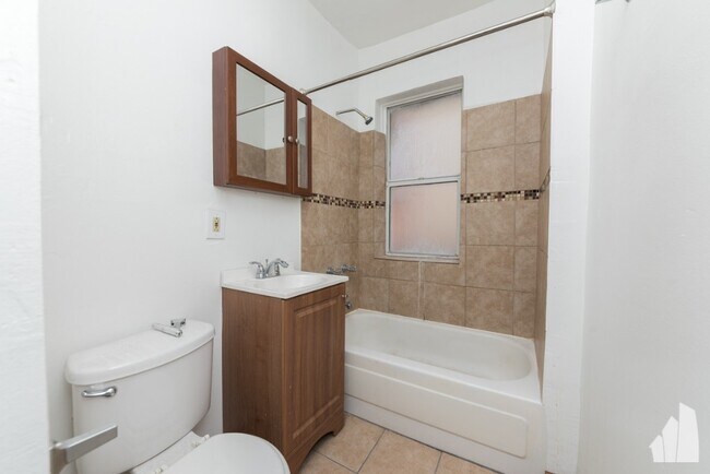 5662 N Ridge Ave in Chicago, IL - Building Photo - Building Photo