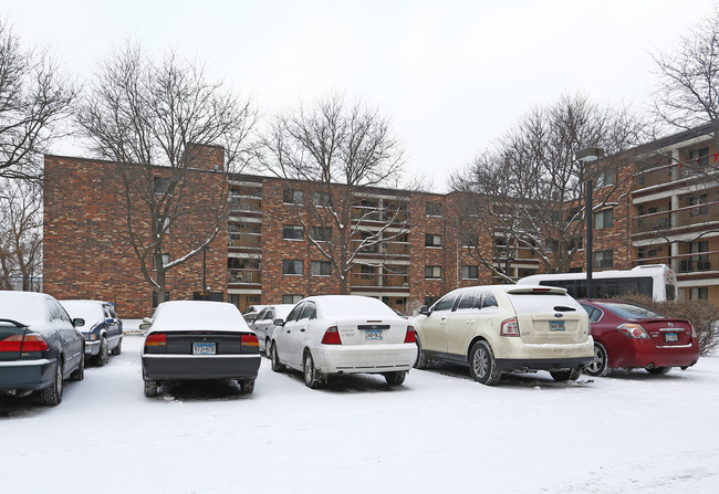 Roseville Seniors in Roseville, MN - Foto de edificio - Building Photo