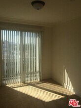 1050 S Holt Ave in Los Angeles, CA - Building Photo - Building Photo