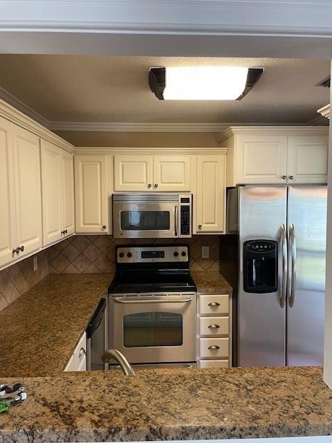 220 Harbour Oaks Dr in St. Simons Island, GA - Foto de edificio - Building Photo