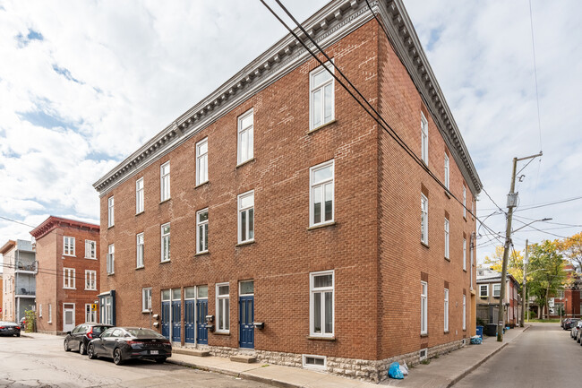 324 Saint-Anselme Rue in Québec, QC - Building Photo - Building Photo