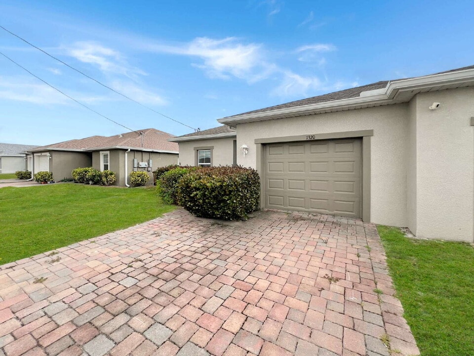 1320 Trafalgar Pkwy in Cape Coral, FL - Building Photo