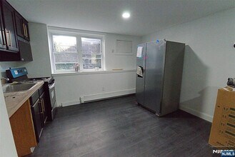 401 Undercliff Ave, Unit B in Edgewater, NJ - Building Photo - Building Photo