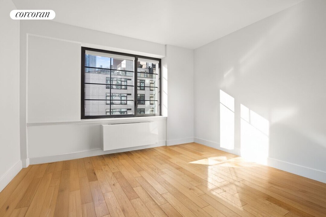 2721 44th Dr in Queens, NY - Building Photo