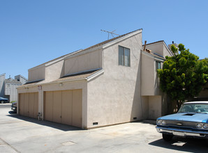 2114 Delaware St in Huntington Beach, CA - Building Photo - Building Photo