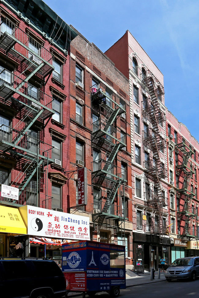 165 Mott St in New York, NY - Foto de edificio - Building Photo