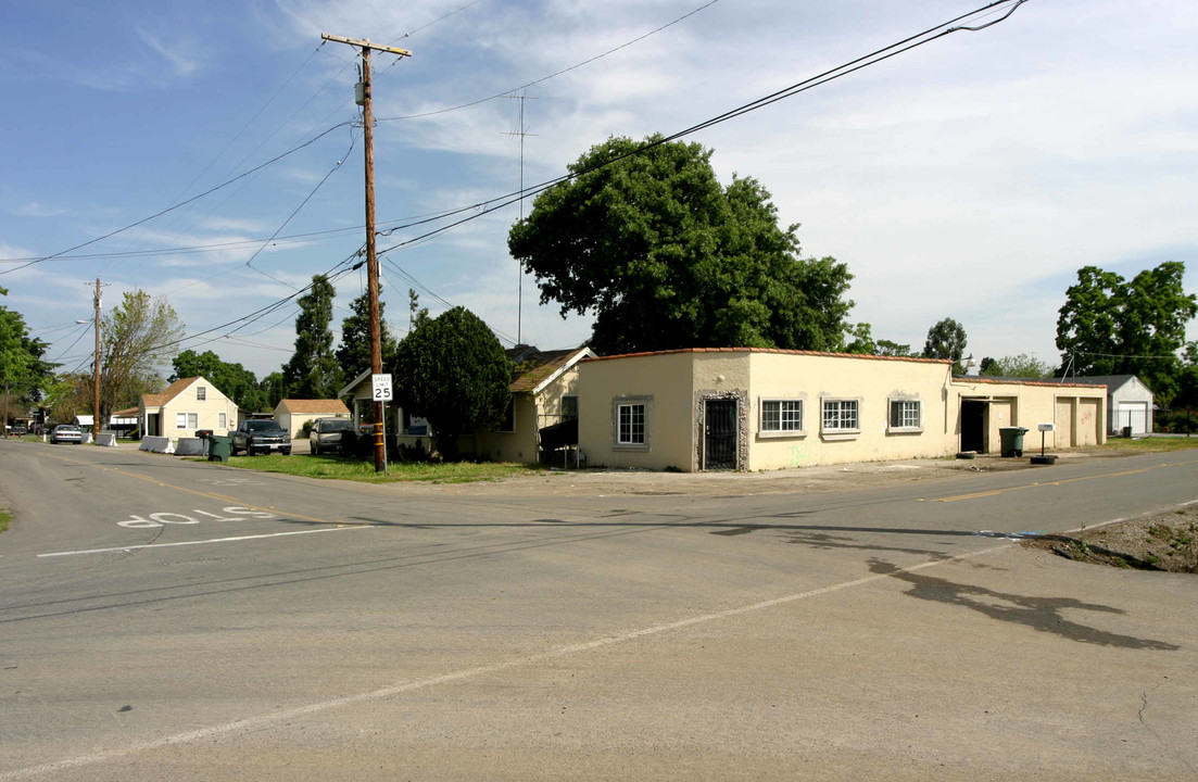 318 N Windsor Ave in Stockton, CA - Building Photo