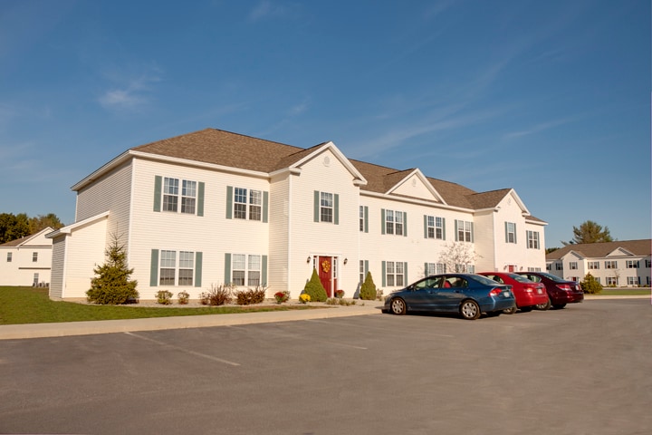 Kingswood Village Apartments in Hudson Falls, NY - Foto de edificio