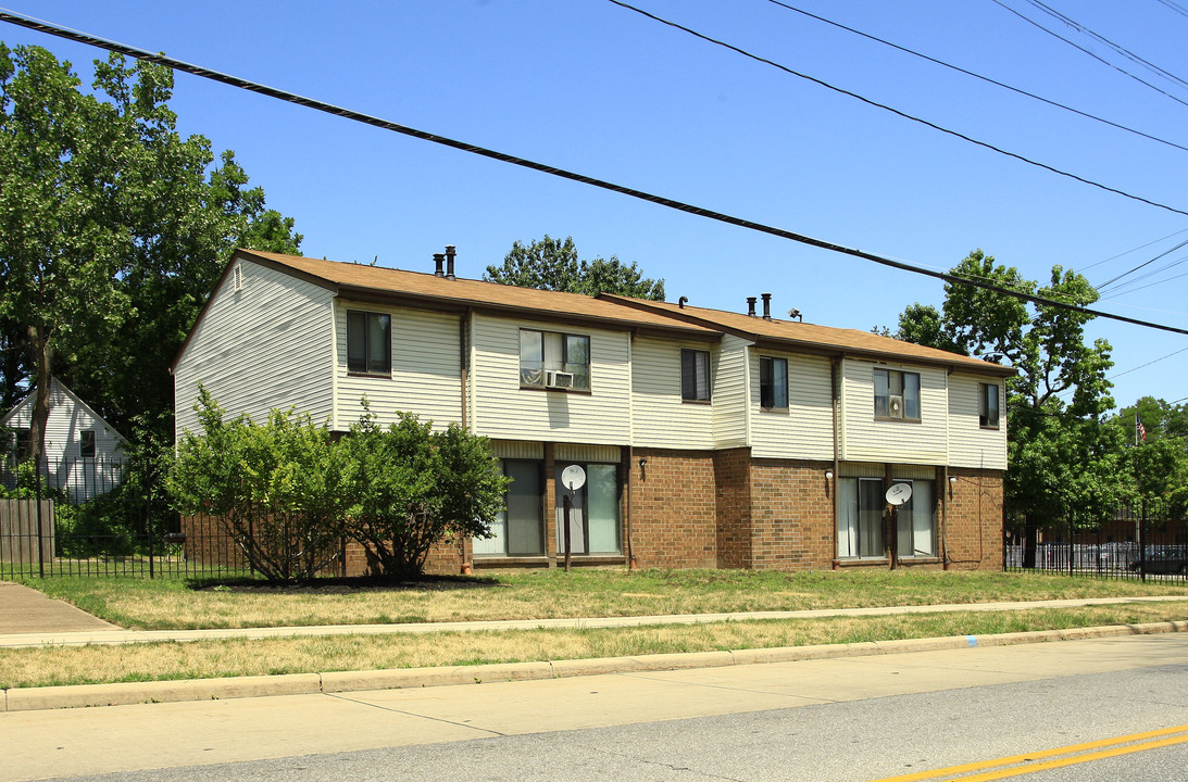 9415 Hough Ave in Cleveland, OH - Foto de edificio