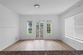 918 Ocean Dr in Miami Beach, FL - Building Photo - Building Photo