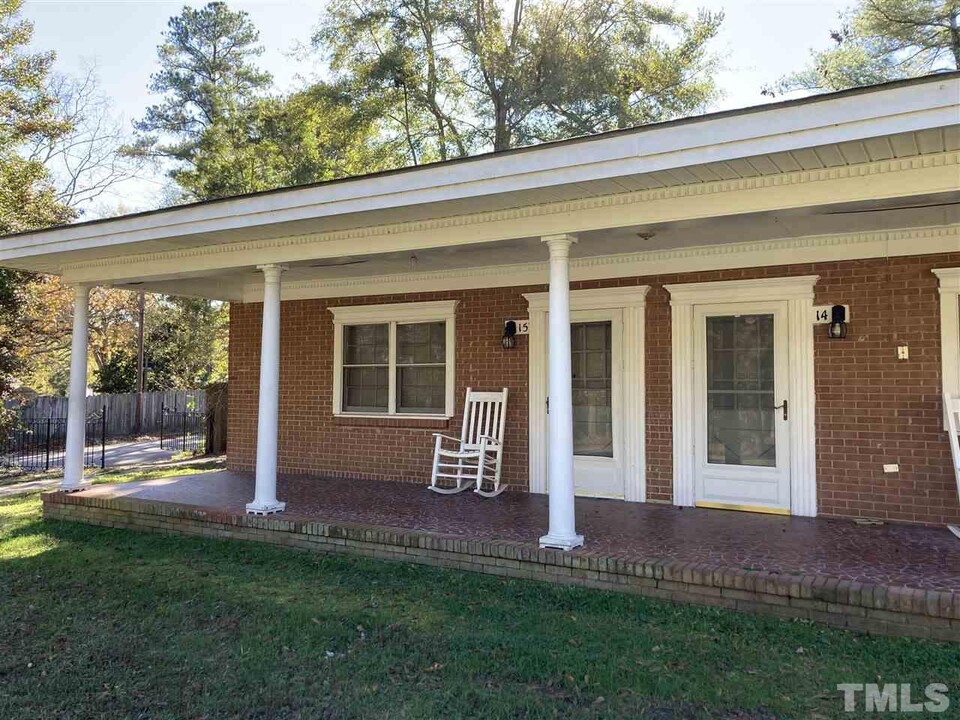 301 Sunset Dr in Fuquay Varina, NC - Foto de edificio