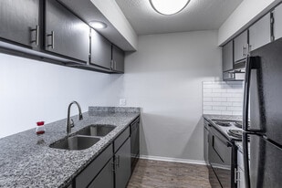 Lakeside Village in Kansas City, MO - Building Photo