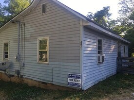 307 River St in Laurens, SC - Building Photo