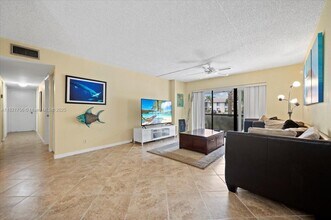 1014 Green Pine Blvd in West Palm Beach, FL - Building Photo - Building Photo