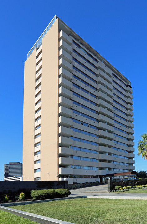 Conquistador High Rise Apartments in Houston, TX - Building Photo