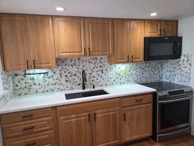 property at 3750 Inverrary Dr