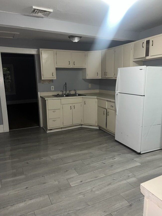property at 423 W Marion St