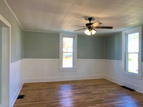 106 Spring Grove Ave in Salem, IN - Foto de edificio - Building Photo