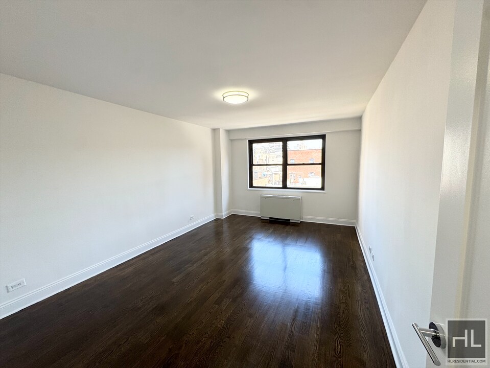 E 16 ST in New York, NY - Building Photo