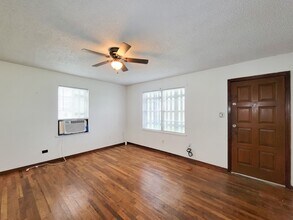 409 N Parrish St in Angleton, TX - Building Photo - Building Photo