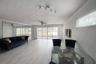 9030 Lake Pl Ln in Tampa, FL - Building Photo - Building Photo