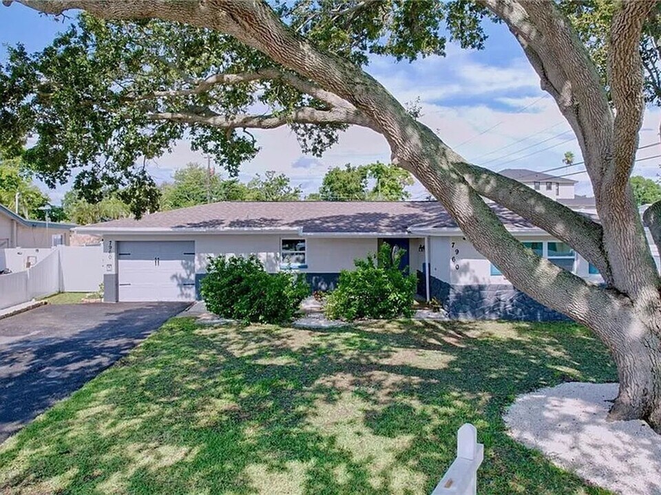 7960 2nd St N in St. Petersburg, FL - Building Photo