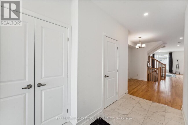 330 Makobe Ln in Ottawa, ON - Building Photo - Building Photo