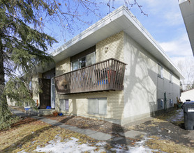 4832 Varsity Dr NW in Calgary, AB - Building Photo - Building Photo