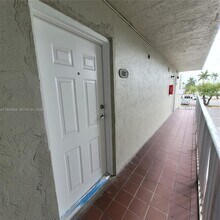 10090 NW 80th Ct in Hialeah Gardens, FL - Foto de edificio - Building Photo