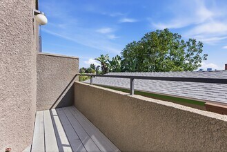 1083 1/2 W Kensington Rd, Unit 1083 1/2 W. Kensington Rd in Los Angeles, CA - Building Photo - Building Photo