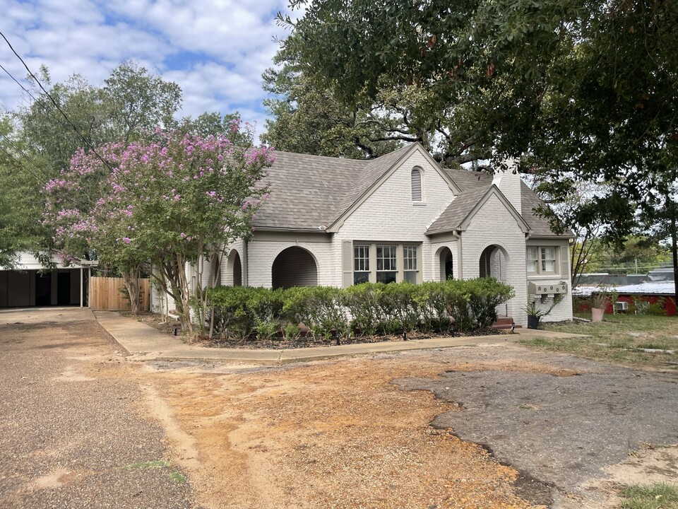 1041 N Pacific St in Mineola, TX - Building Photo